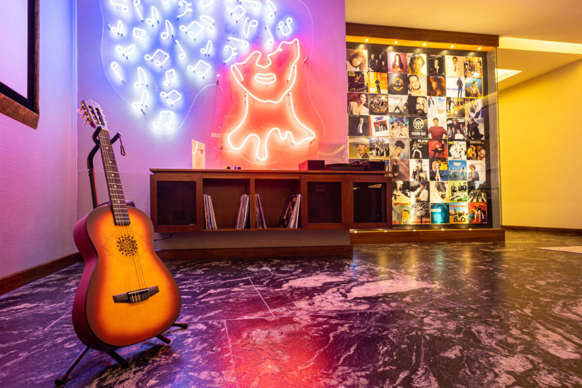 Objetos históricos en el Hotel de Marco Antonio Solís