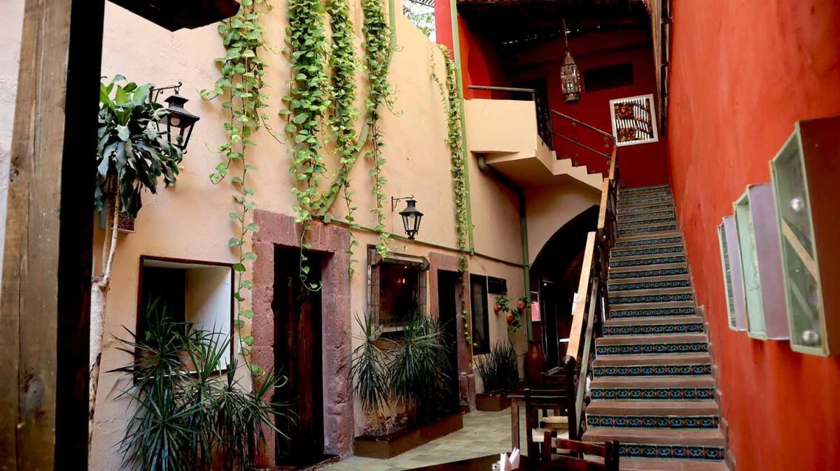 interior de un hotel colonial en San Miguel de Allende 