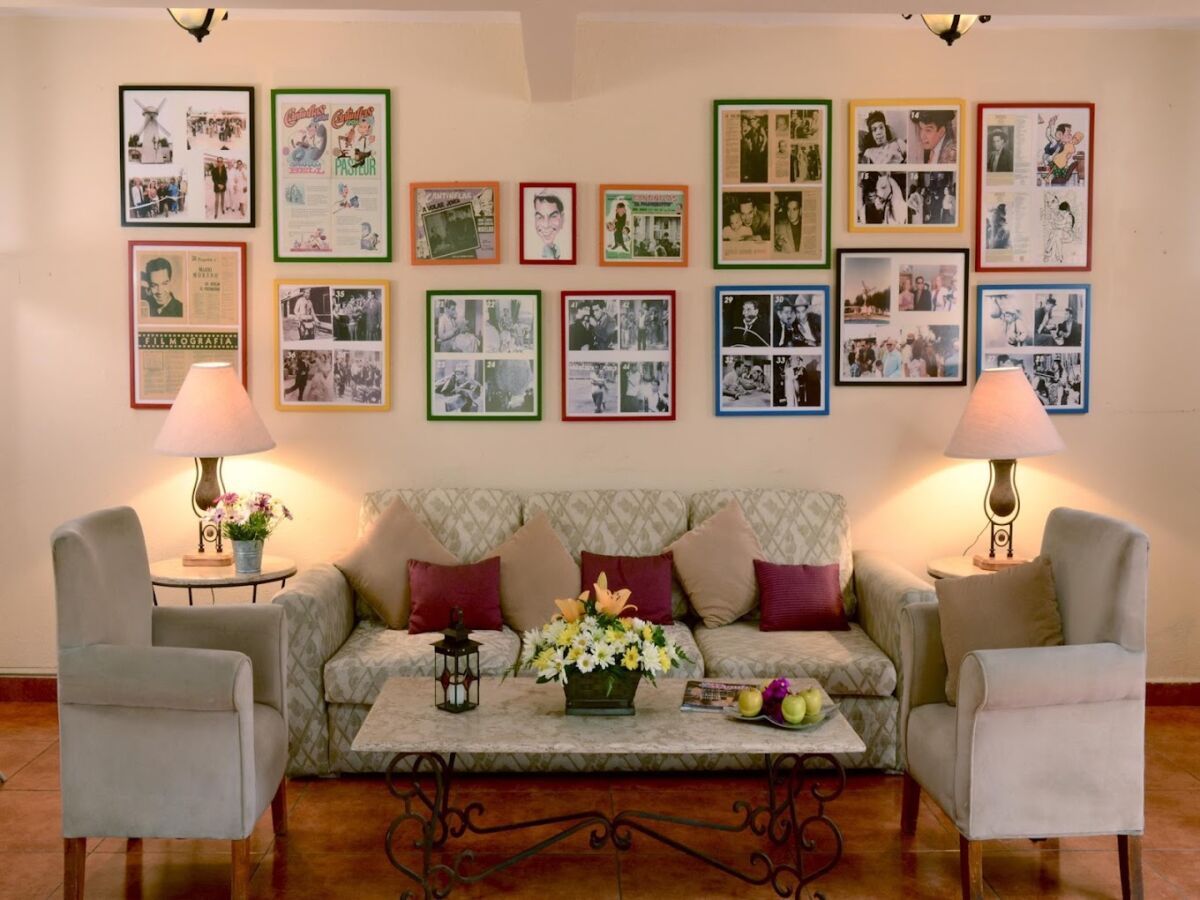 sillones y cuadros decorando una pared 