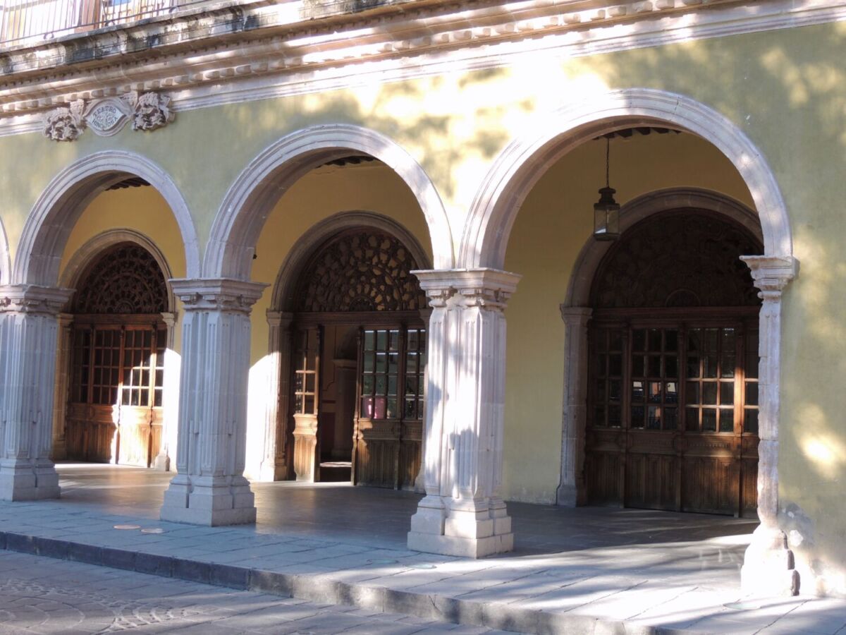 Fachada amarilla de casa en Jerez, Zacatecas