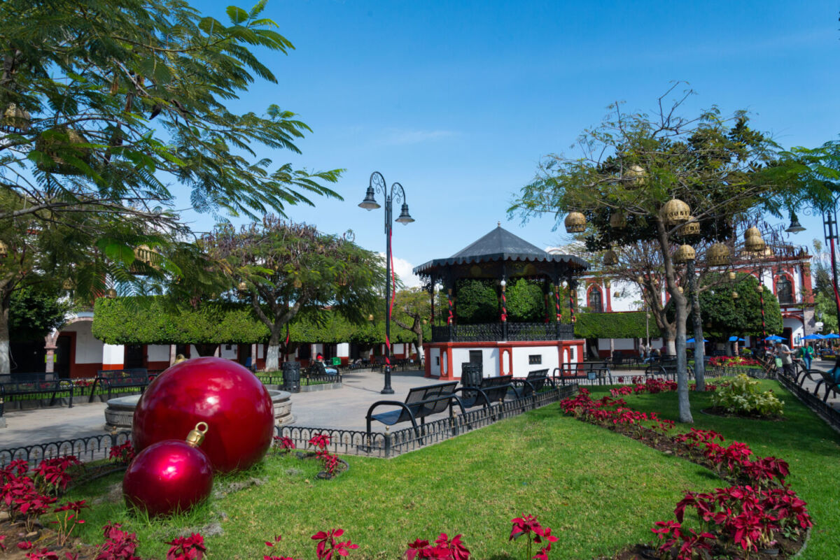 plaza con un quiosco en medio en Jiquilpan 