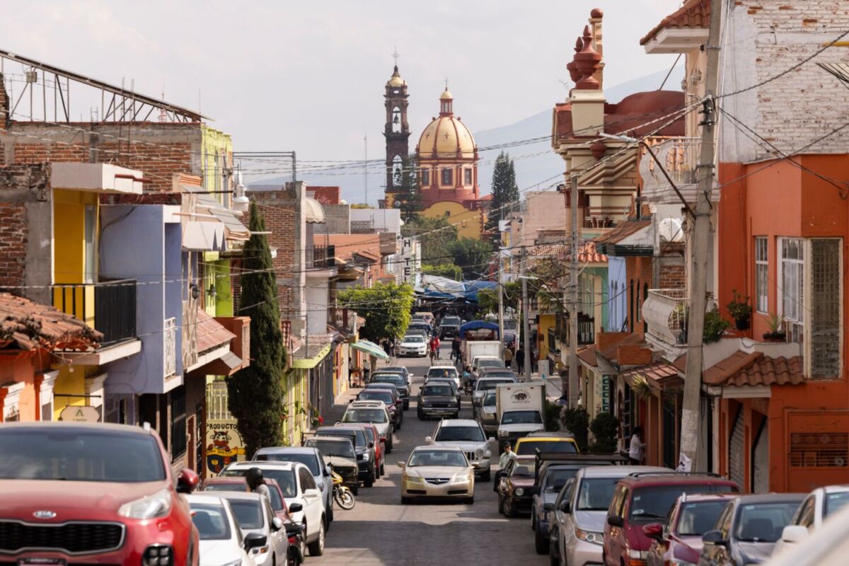 calle llena de carros en Jiquilpan de Juárez, Michoacán 