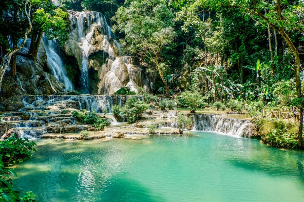 cascada de Kuang Si con agua tuquesa