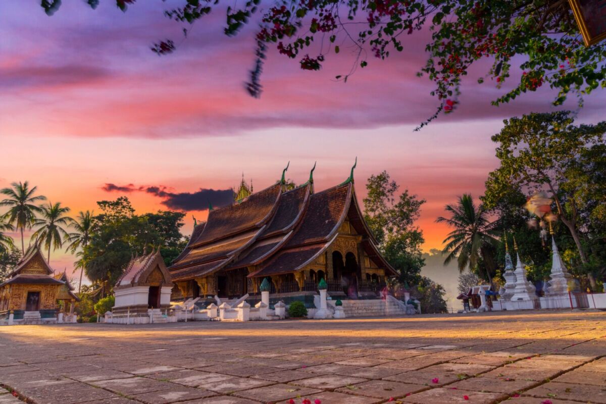 Templo en Laos al atardecer en Luang Parabang