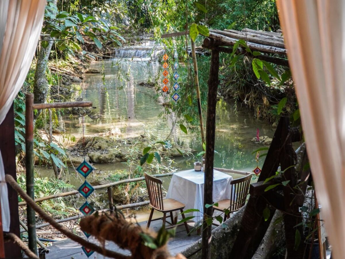 restaurante local con vista a cascadas