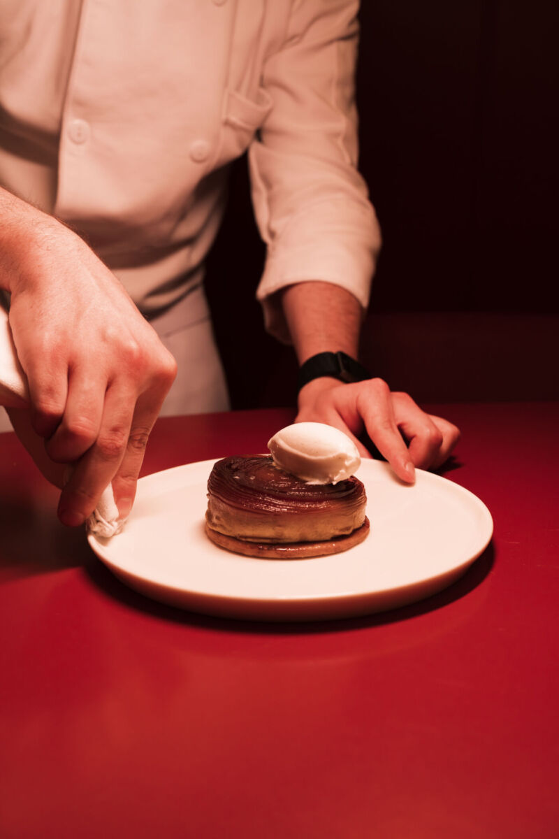 chef emplatando una tarte tatin con helado