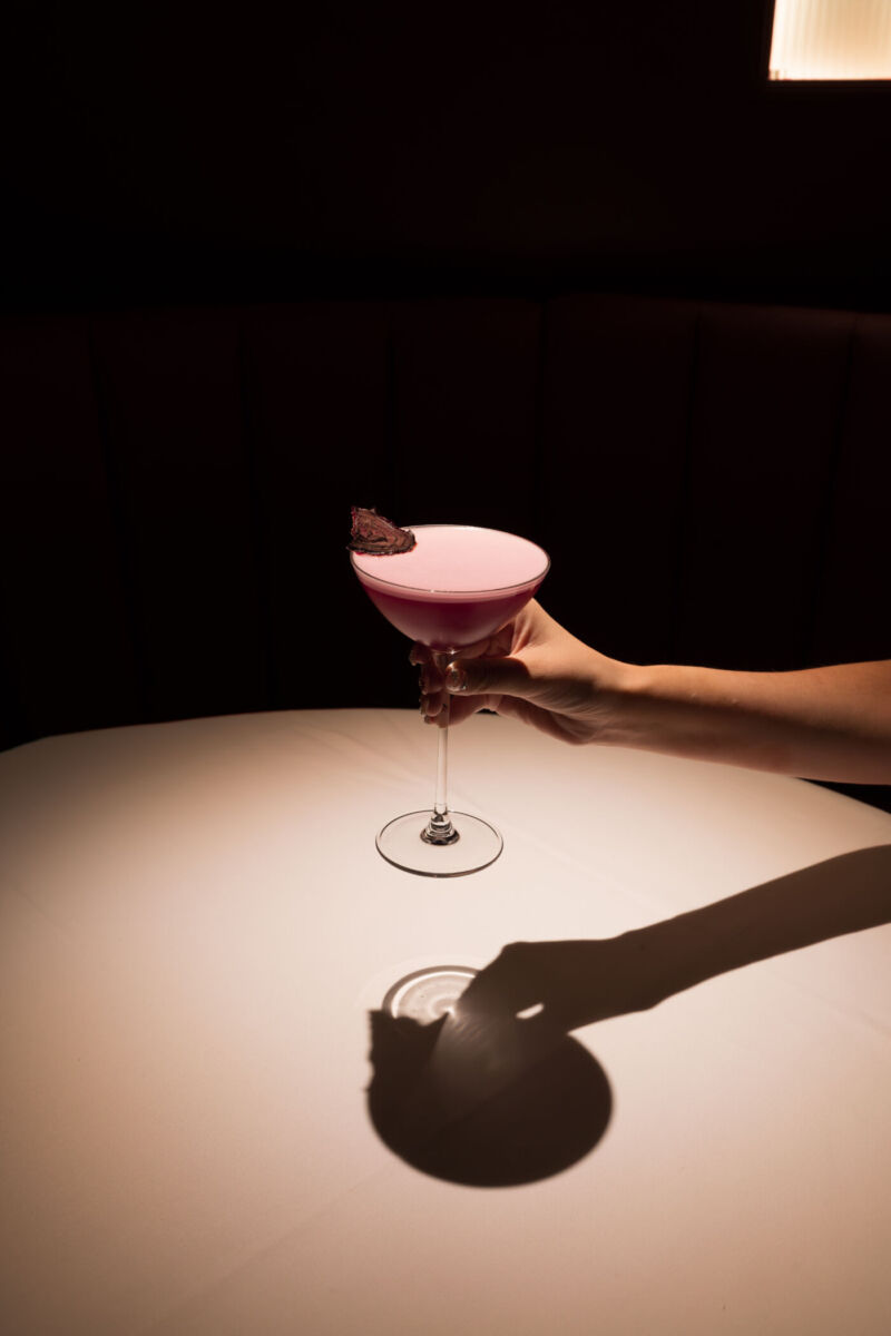 mujer sosteniendo un coctel de betabel