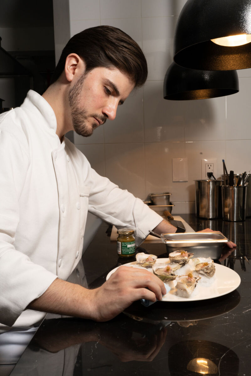 Chef Max Righi emplatando ostiones