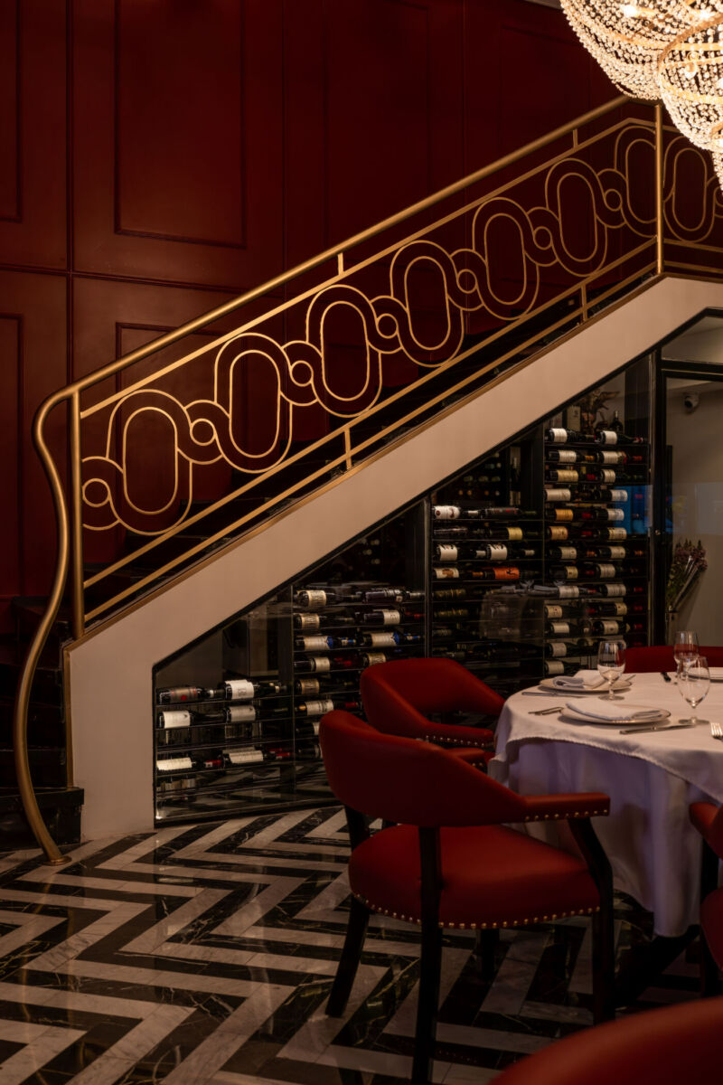 barandal geométfico en restaurante art deco