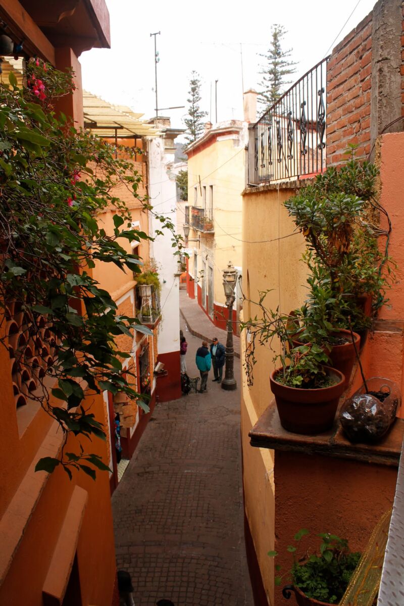 La calle más chiquita de México y por qué los turistas se amontonan para entrar