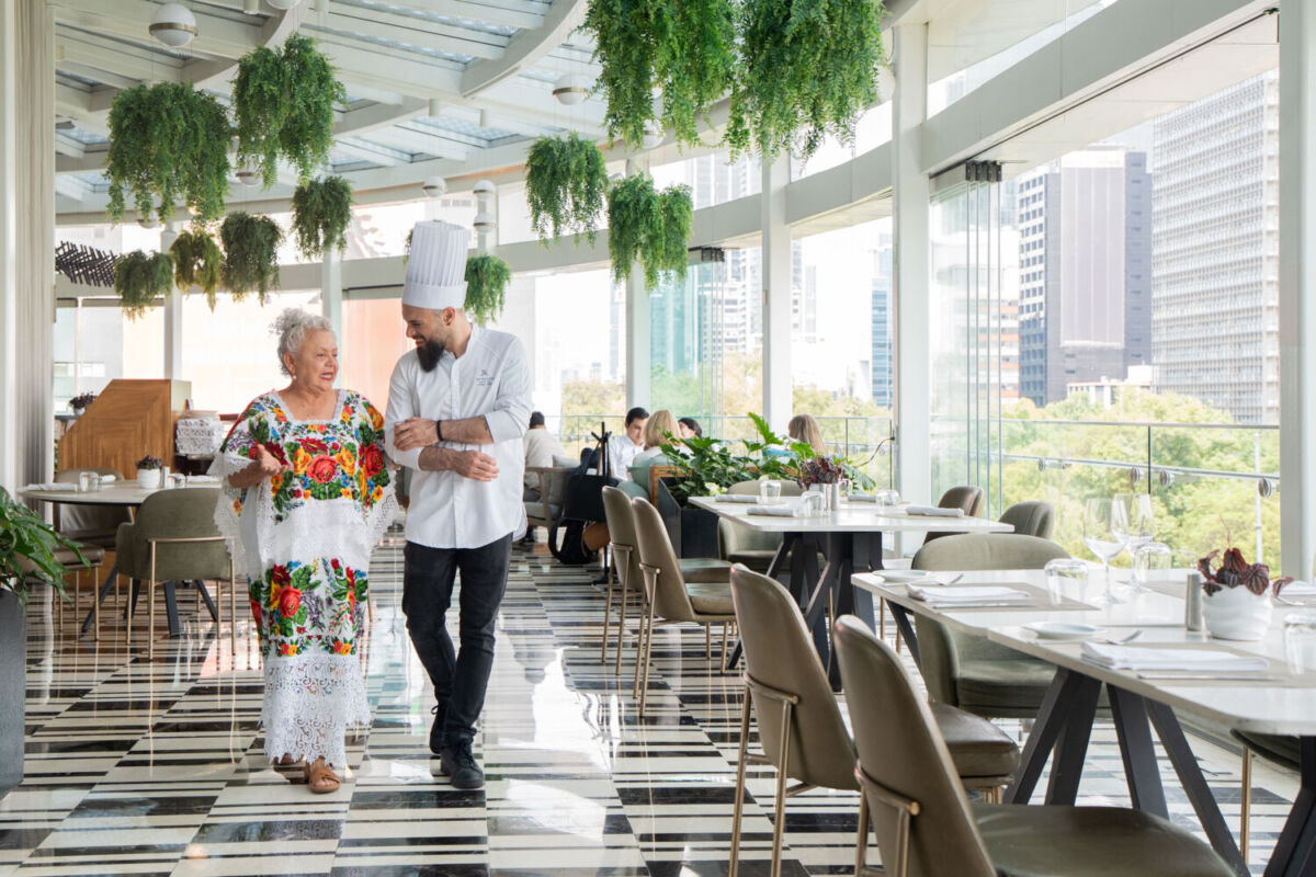 Sabina Bandera y el Chef Diego Niño en el restaurante Diana de St Regis Mexico City