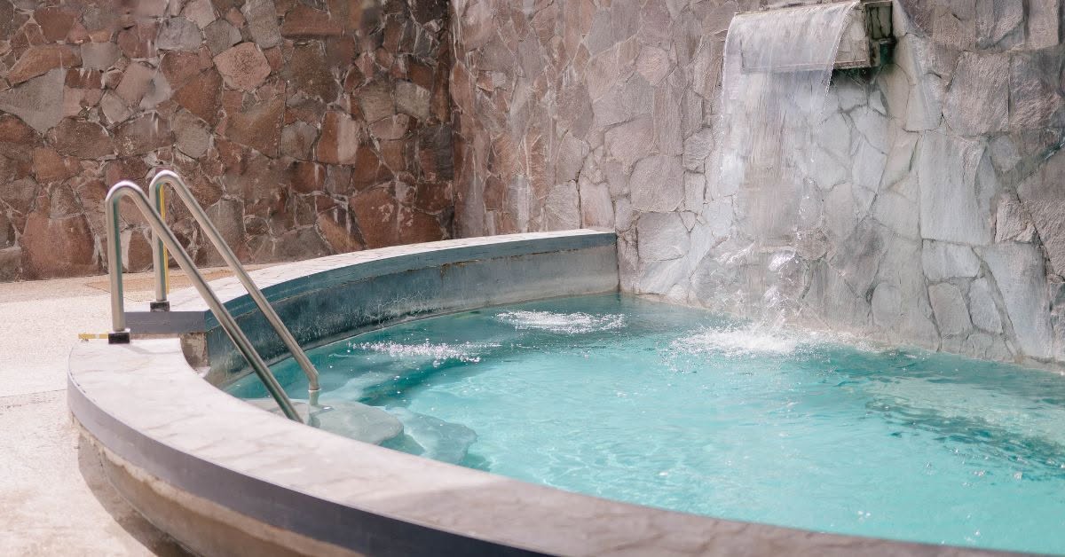 jacuzzi en club de playa con agua termal