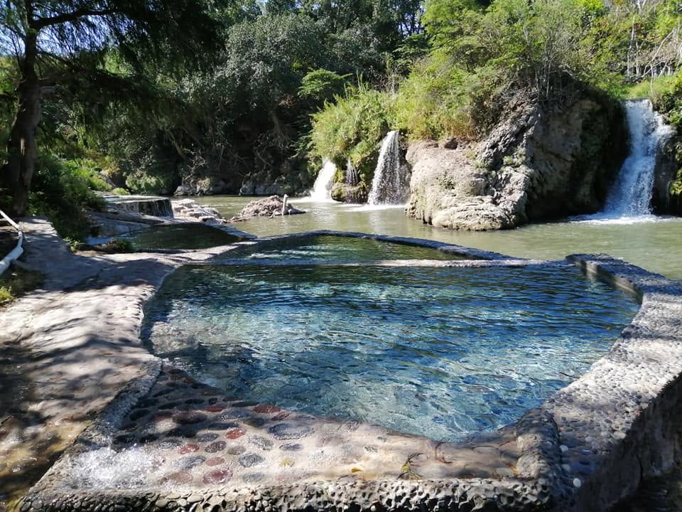 alberca natural junto a un río de día