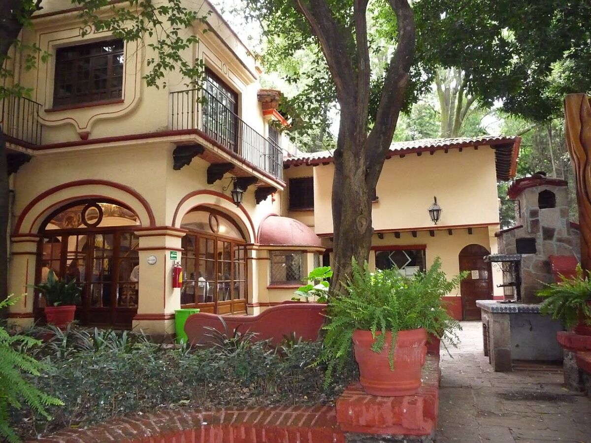 casa colonial con jardines