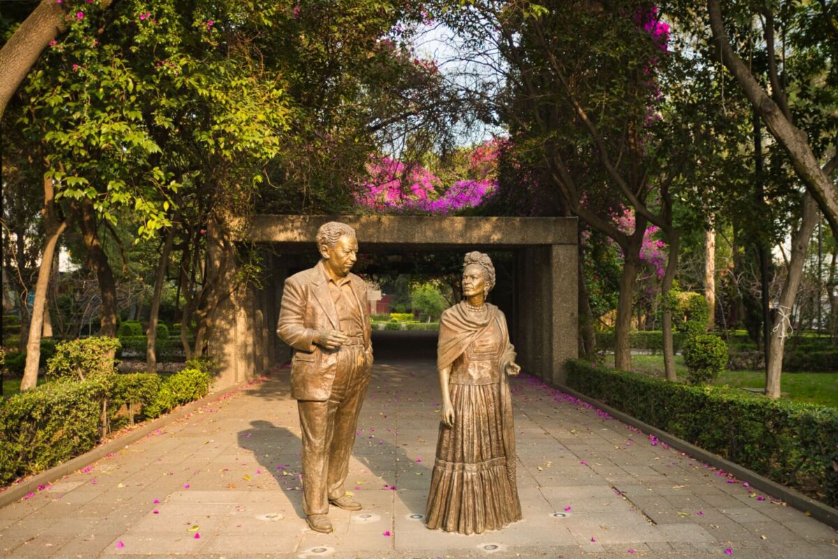 escultura de bronce de diego rivera y frida kahlo en un parque