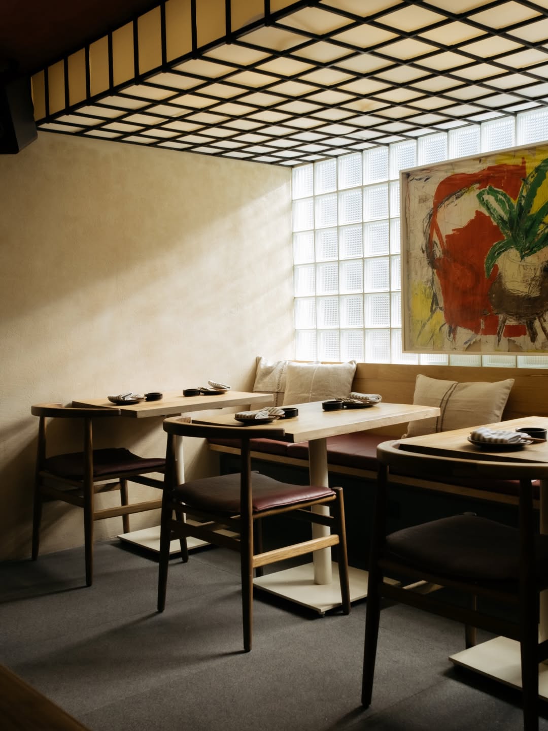 restaurante asiatico con decoración moderna y luz natural tenue