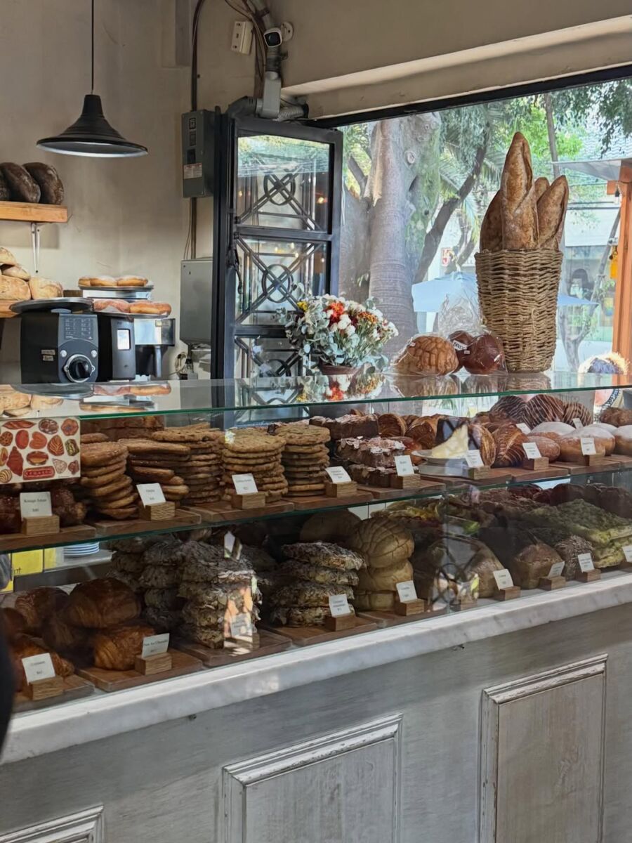 Vitrina con pan dulce y galletas