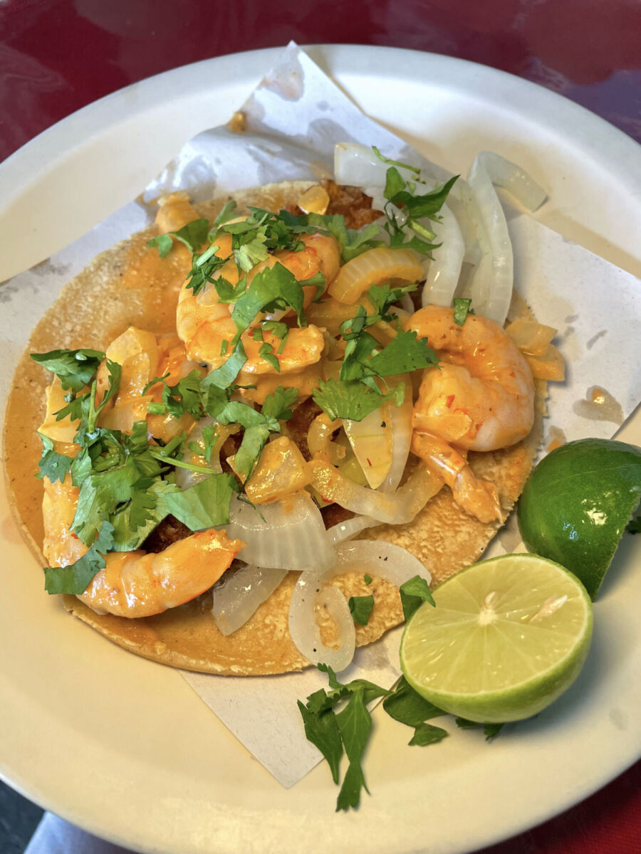 Taco de camarones en Tacos Marco Antonio 