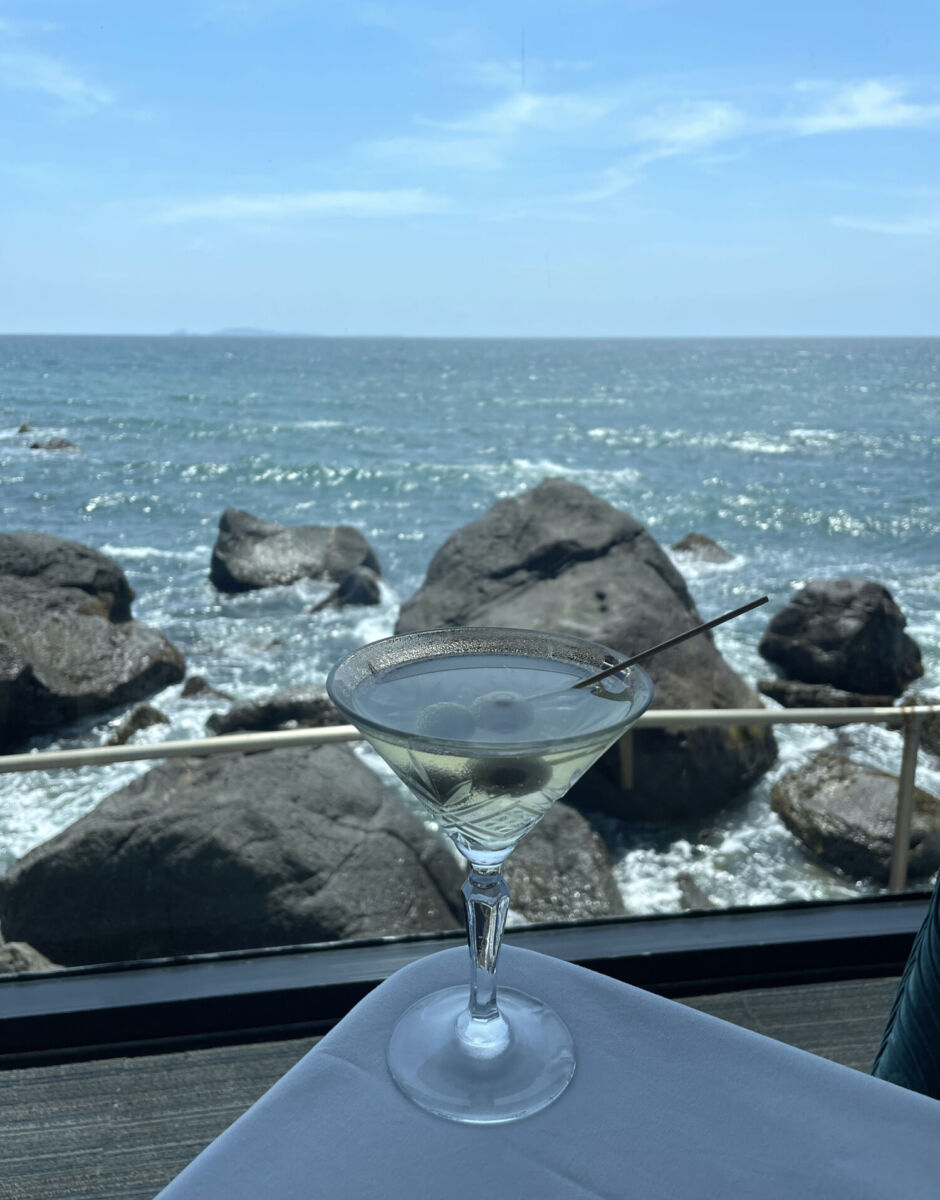 Un Martini y al fondo el océano Pacífico en el restaurante Punta Morro 