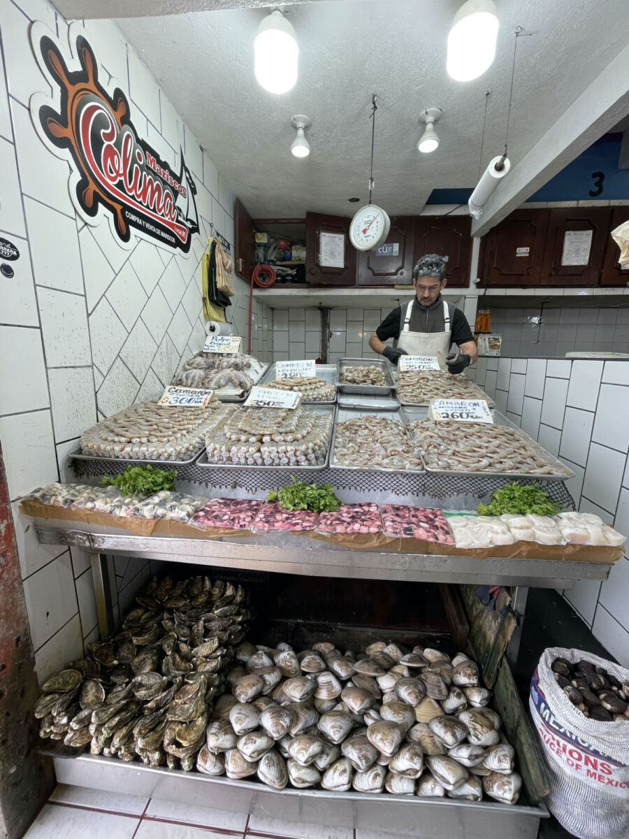 Un vendedor en el mercado de mariscos de Ensenada 