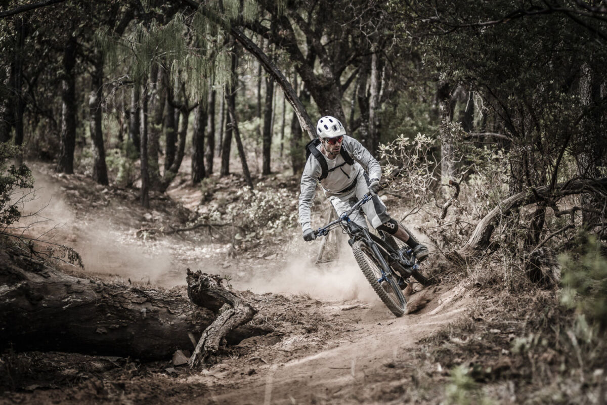 persona haciendo ciclismo de montaña