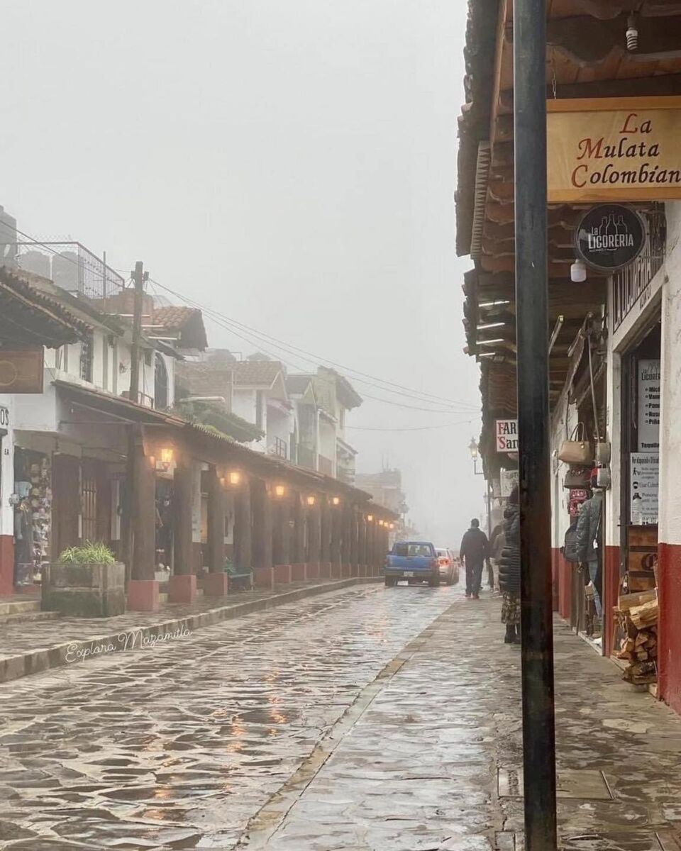 Calle pintoresca de mazamitla con neblina 