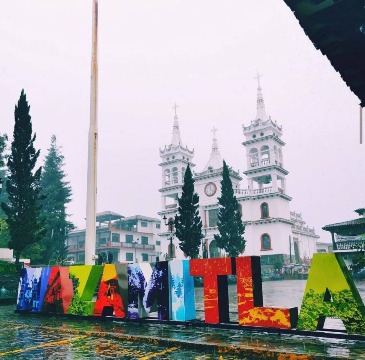 Plaza principal de Mazamitla y al fondo su iglesia