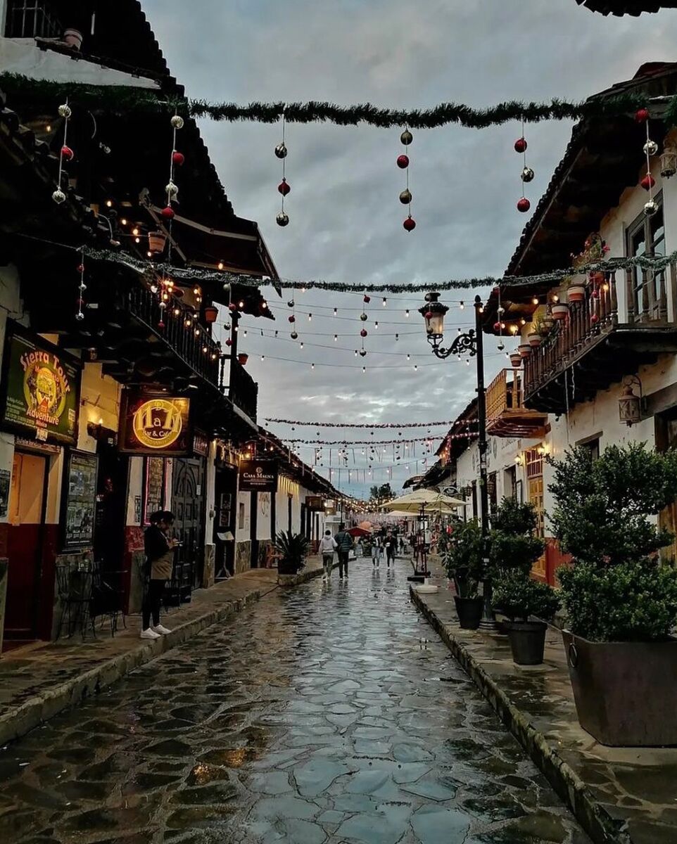 Calle principal de Mazamitla después de la lluvia 
