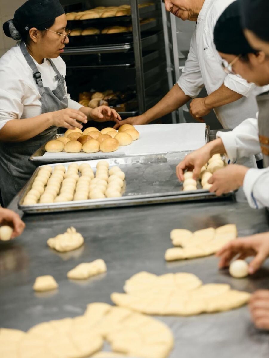 panderos y reposteros trabajando 