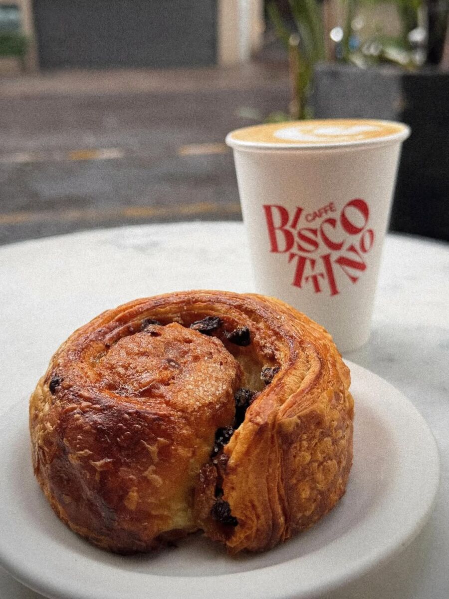 Rol con crema de vainilla y pasas