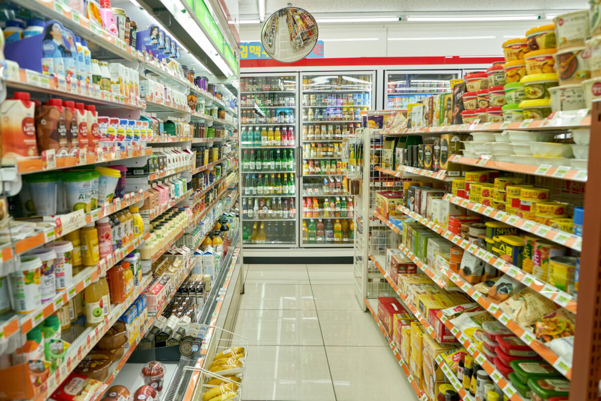 Supermercado asiático con muchos productos