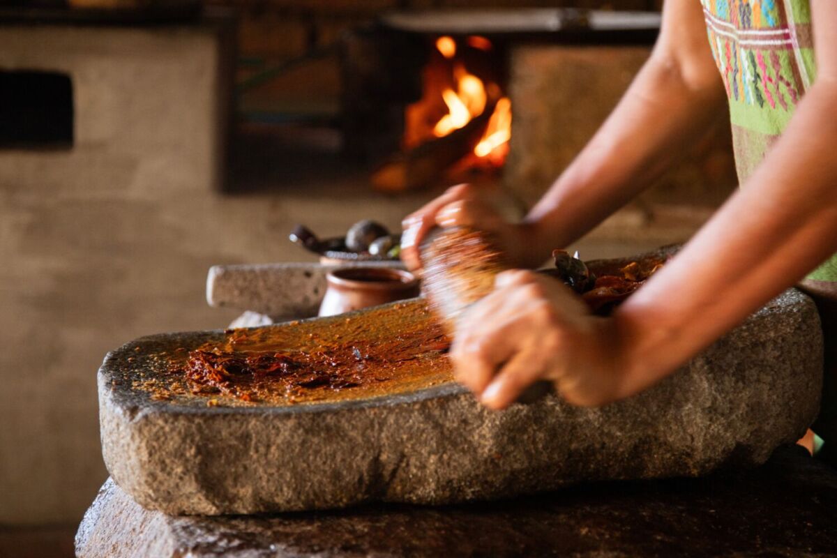 mujer preparando mole 
