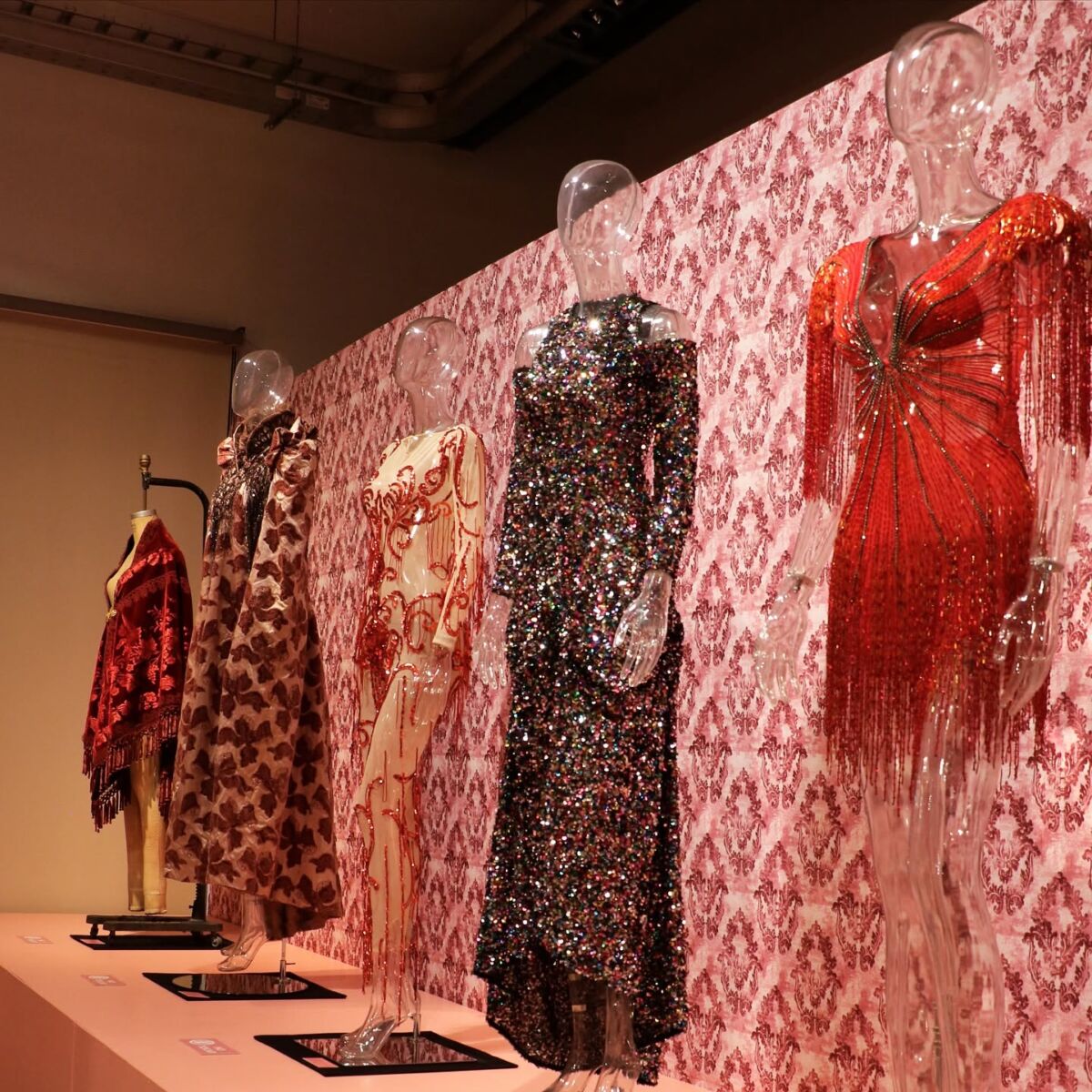 exhibicion de vestidos de noche en un museo