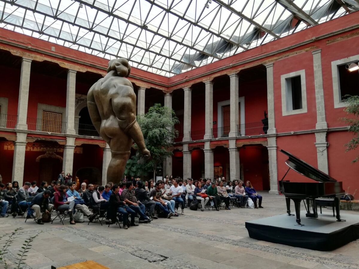 concierto de piano en el patio de un museo