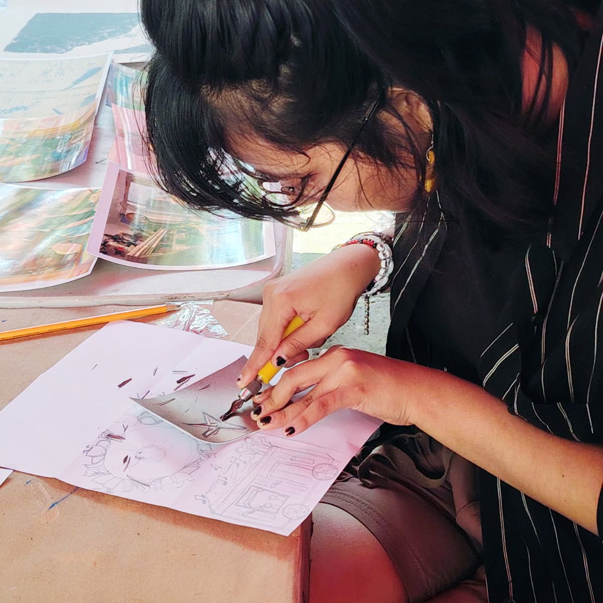 mujer jóven cortando con un cutter 