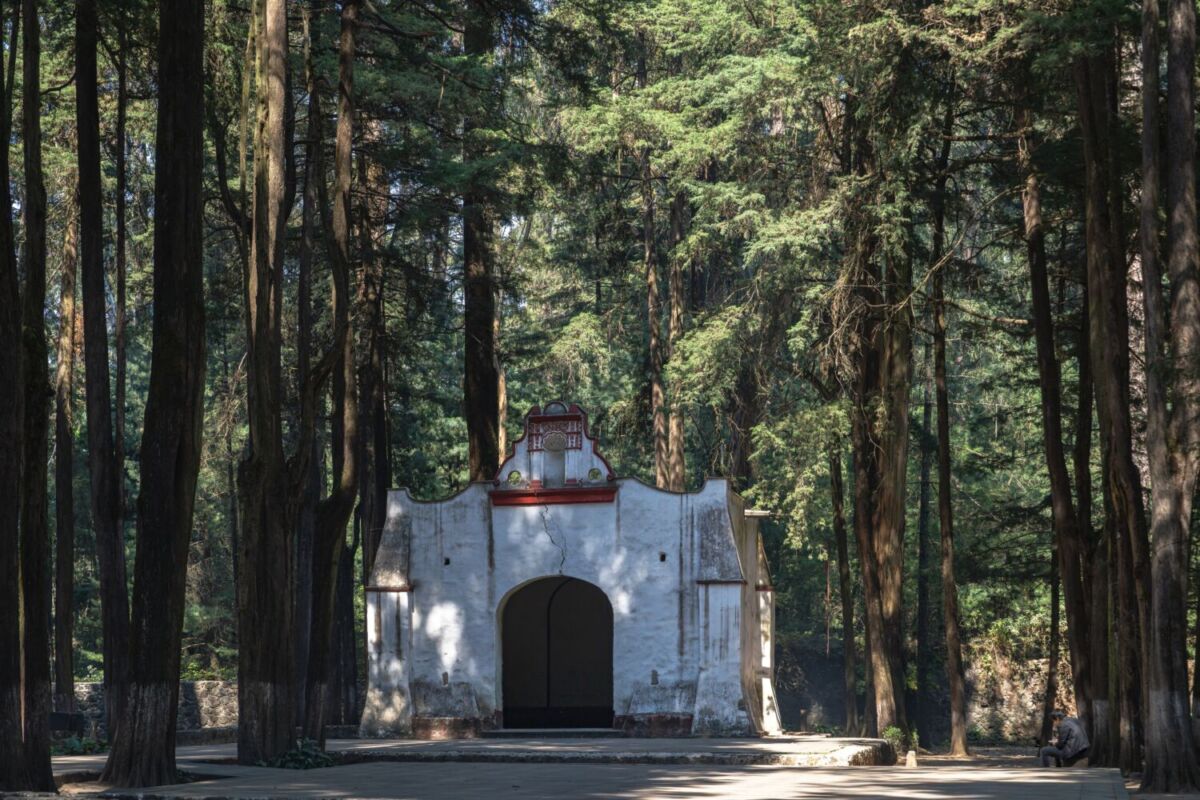 capilla pequeña en medio del desierto de los leones