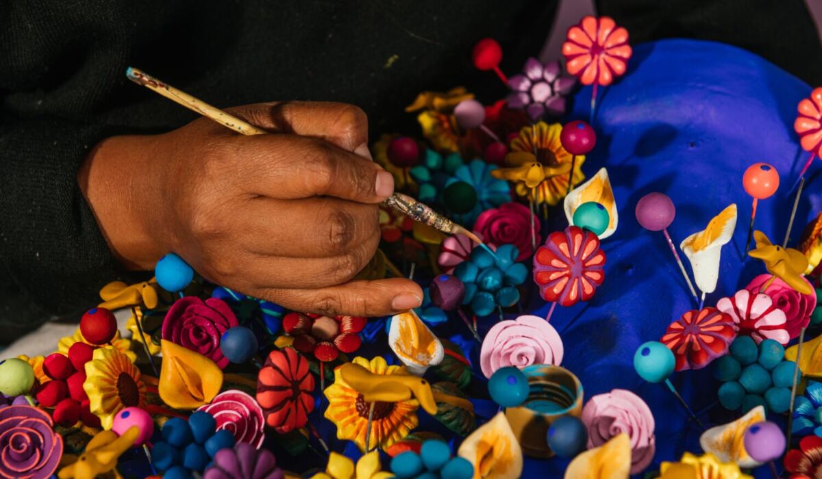 artesano pintando un 'Árbol de la Vida' 