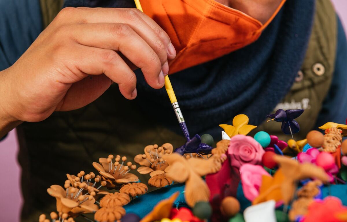 artesano pintando barro 