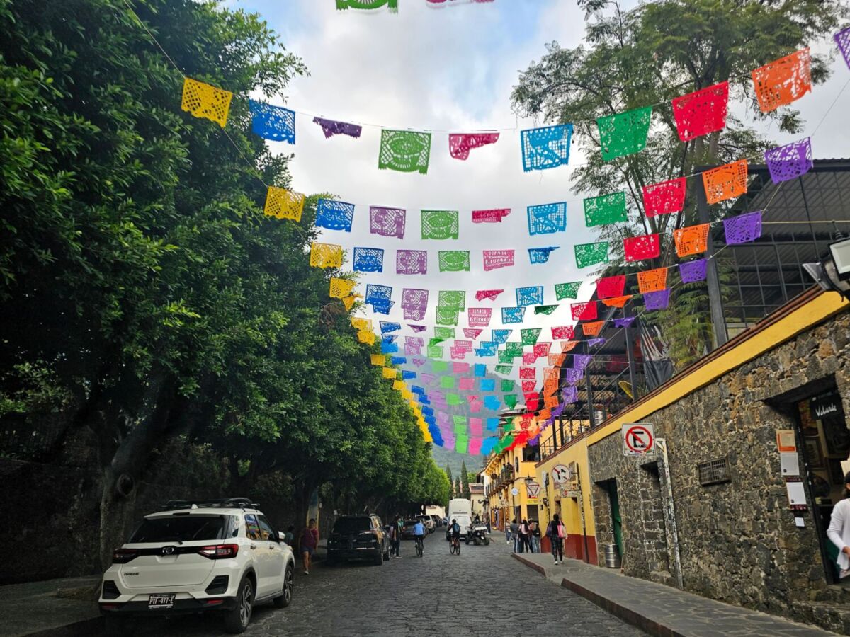 calle empedrada con papel picado en Tepoztlán 