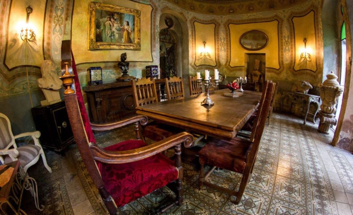 Comedor elegante y antiguo del Palacio de las Vacas 