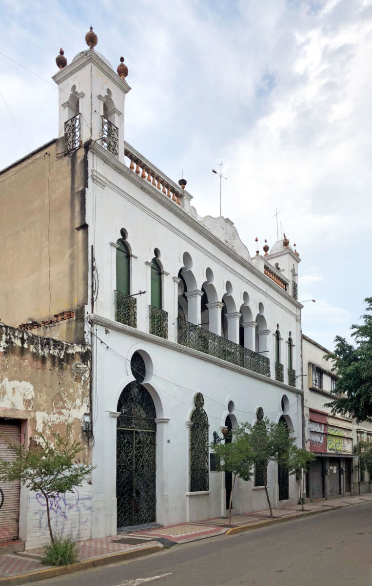 Fachada exterior del Palacio de las Vacas en una calle del centro histórico de Guadalajara 