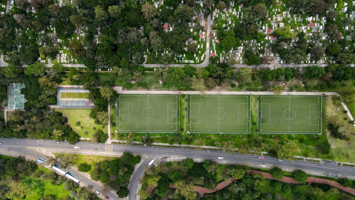 Vista aérea de las canchas del fútbol en el Parque Lomas en Chapultepec