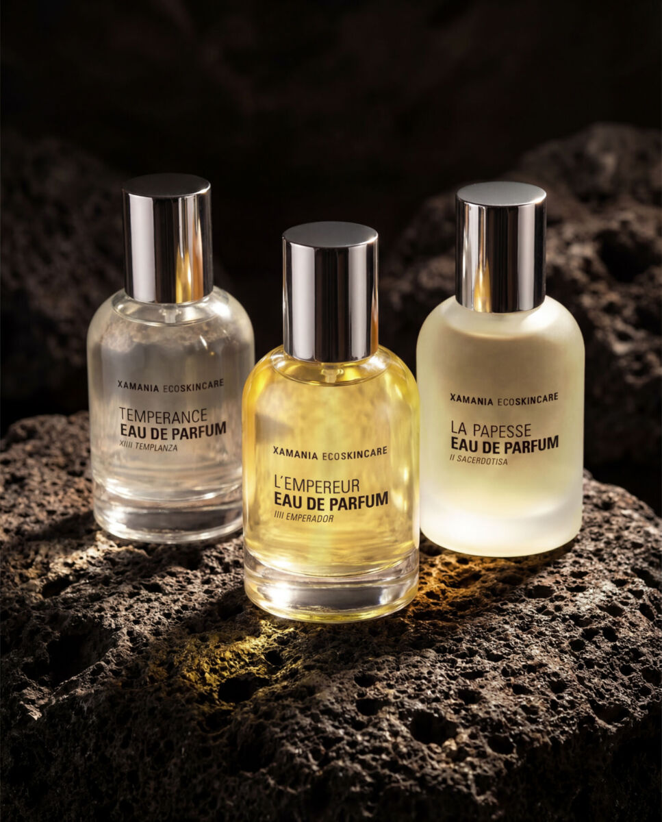 tres perfumes de colores cálidos en botellas minimalistas