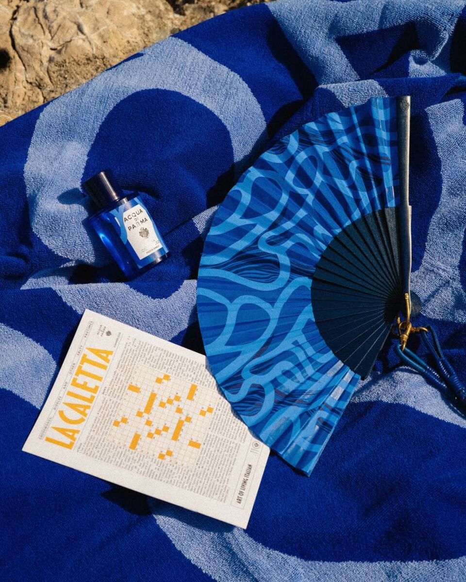 objetos sobre toalla azul en la playa de verano