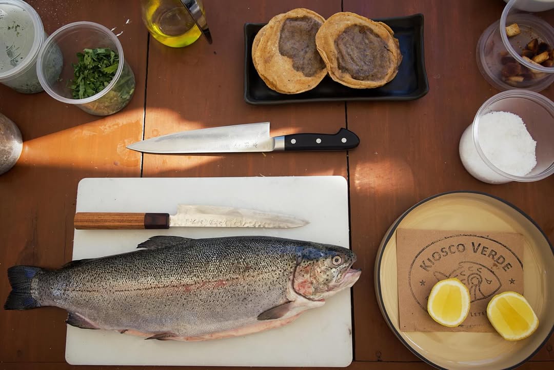 mesa de madera lista para preparar un pescado fresco