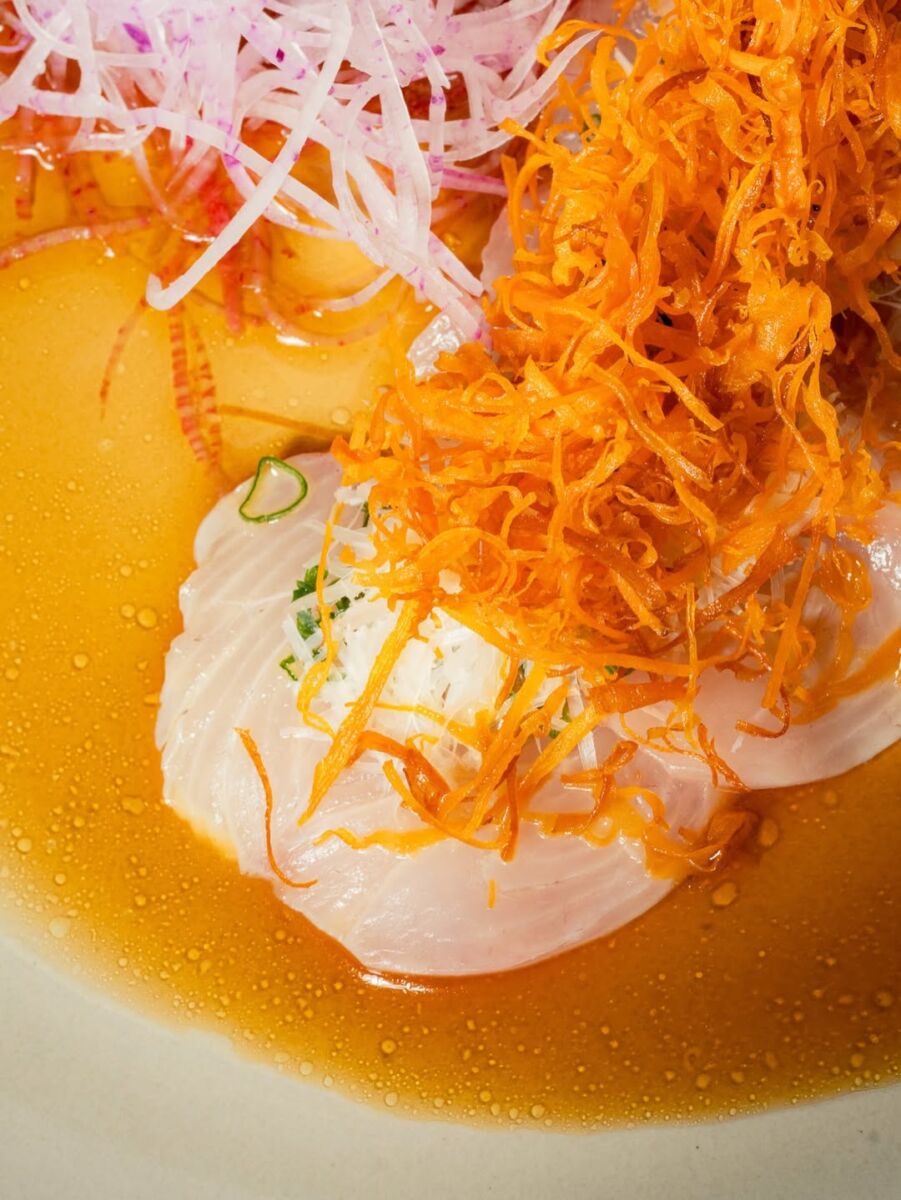 close up sashimi de pescado con zanahoria rallada