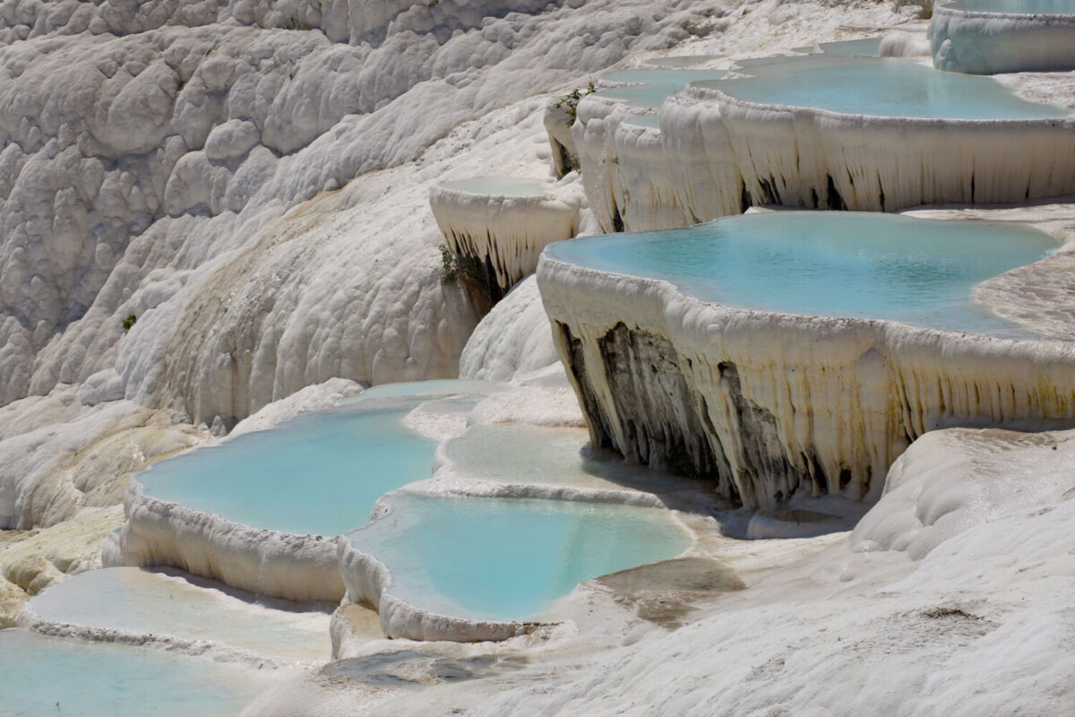 cascadas petrificadas de carbonato de calcio llenas de aguas termales