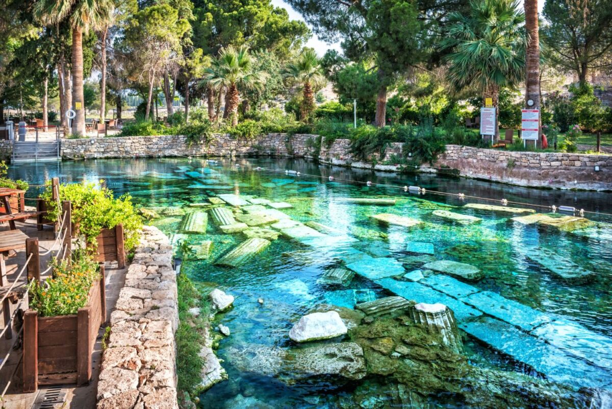 piscina de aguas termales color turquesa 