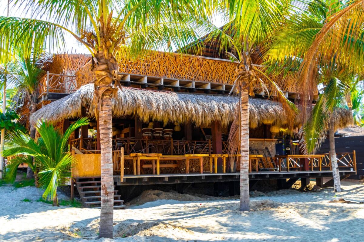 restaurante rústico en medio del mar 