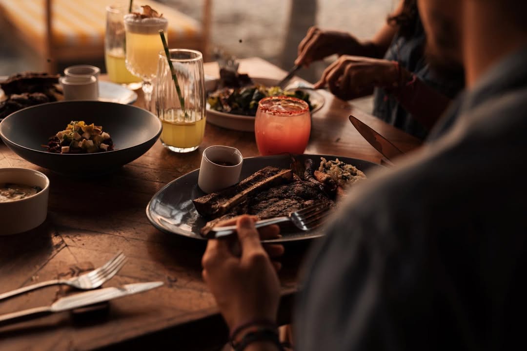 personas comiendo pescados y mariscos 